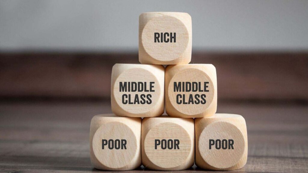Το “σύστημα” και ποια η  διαφορά μεταξύ των φτωχών, της μεσαίας τάξης και των πλουσίων.